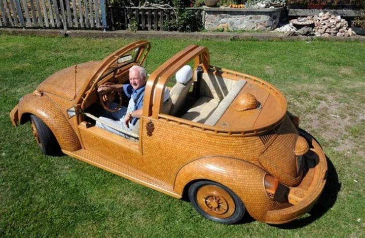Volkswagen Beetle: un esemplare completamente in legno