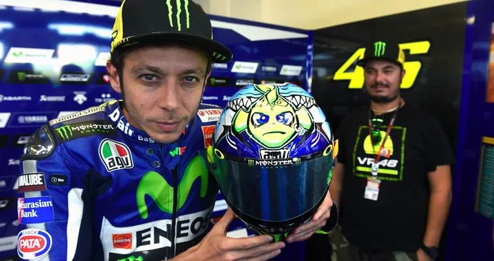 MotoGP Misano 2015: sul nuovo casco Vale scappa dagli squali