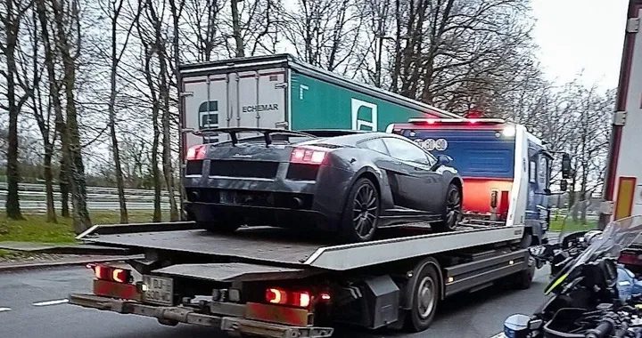 Sfreccia a 154 km/h con il limite di 90, per la Lambo finisce male