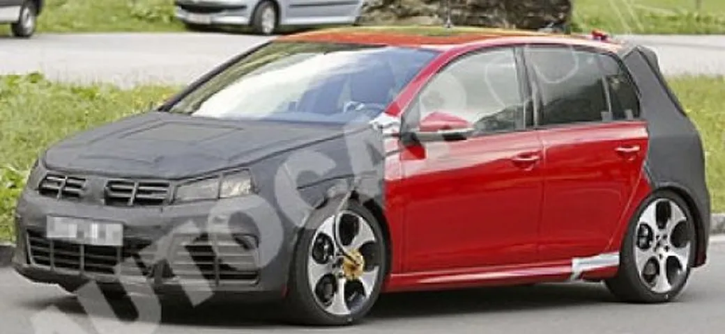 Volkswagen Golf R20: foto spia in pista