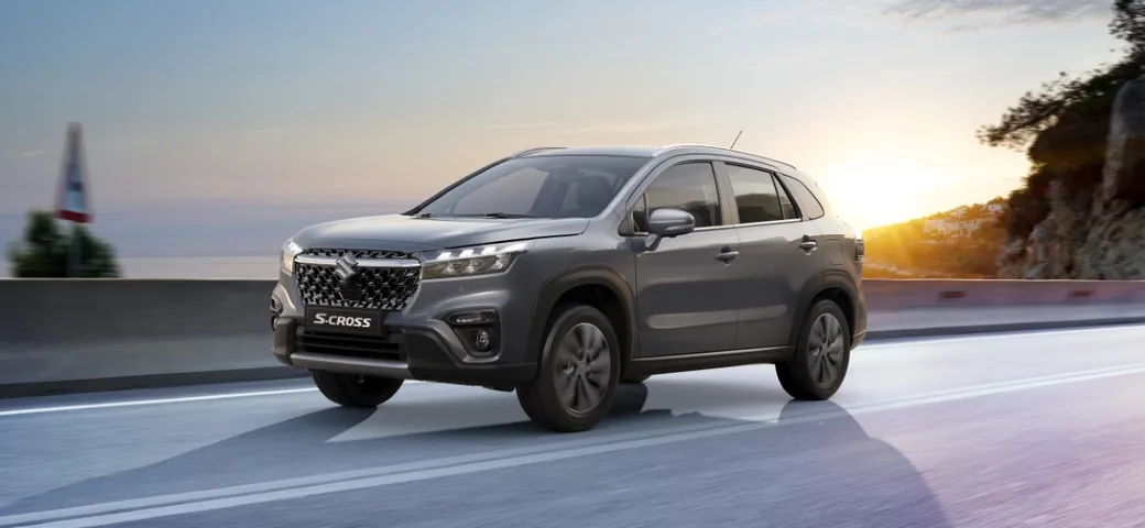 Nuova Suzuki S-Cross Hybrid 2024: connettività avanzata e sicurezza massima