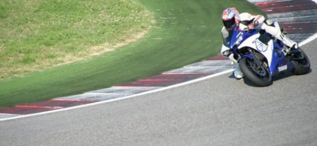 Scatto in Corsa: Yamaha R6 a Misano