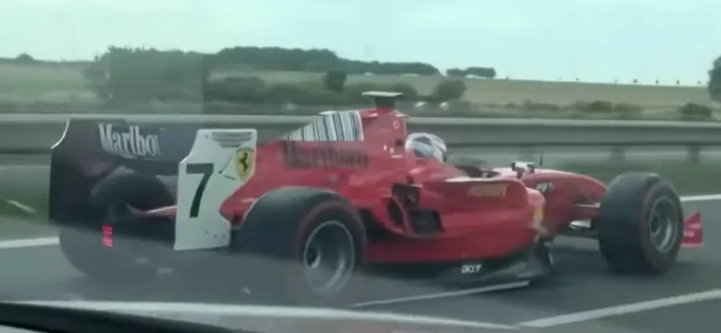 Con una monoposto in stile Ferrari F1 gira in autostrada [Video]