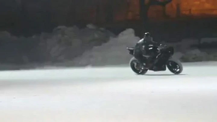 Sul ghiaccio con la Yamaha R1 /video