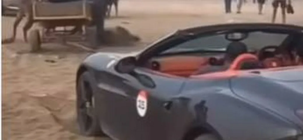 Ferrari California T insabbiata: tori in soccorso del cavallino...ed è ironia | Video