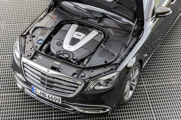 Mercedes Classe S, lunga vita al V12!
