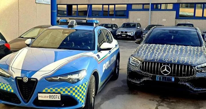 L'auto travestita da albero di Natale costa cara: maxi multa dalla Polizia