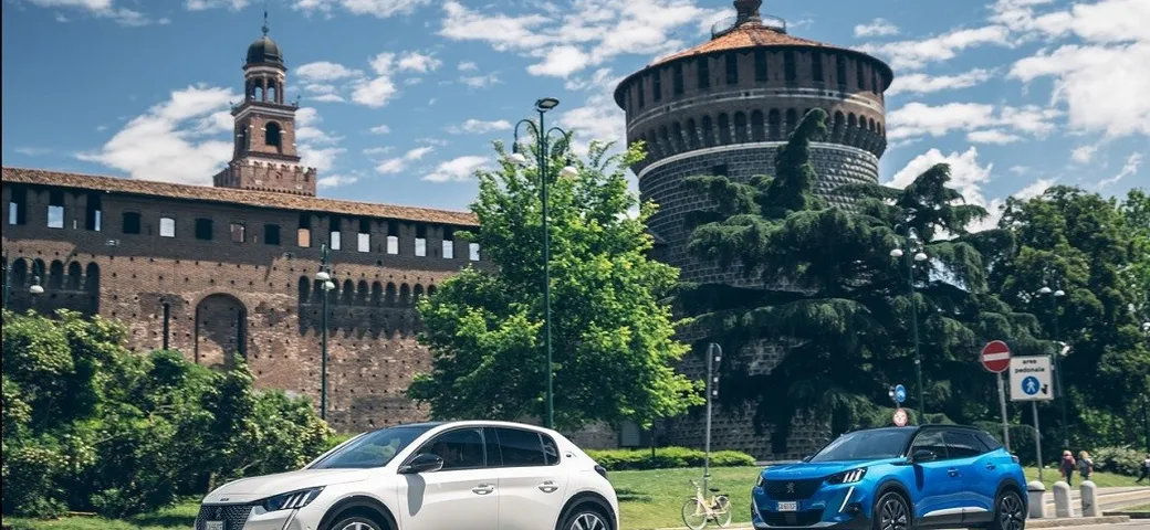 Peugeot e-208 ed e-2008: con le elettriche di Sochaux alla scoperta della Milano di Leonardo
