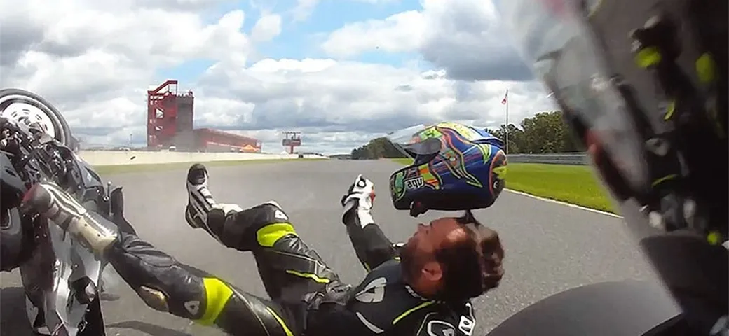 Brividi in pista: pilota americano perde il casco in gara [Video]