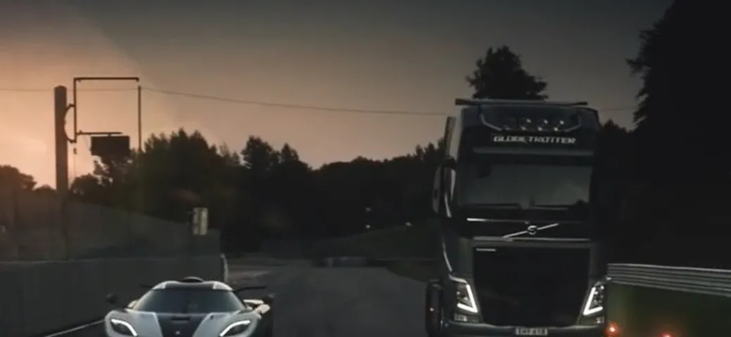 Un camion Volvo sfida in pista una Koenigsegg One:1