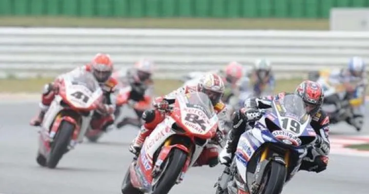 WSBK: chi vince le due manches di Donington?