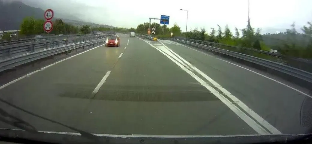 Auto contromano in autostrada per molti chilometri, caccia all'autore