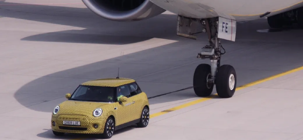 Auto elettriche: la Mini Cooper SE traina un aereo