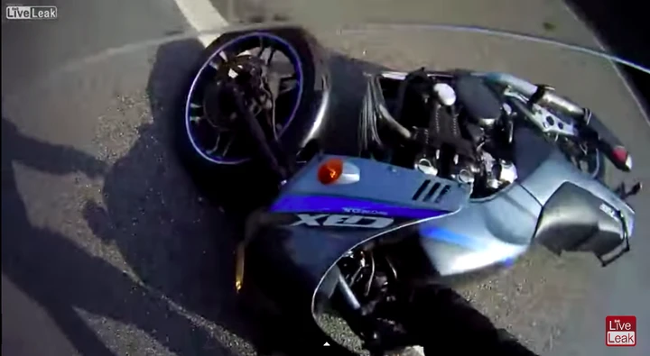 motociclista brasiliano cade