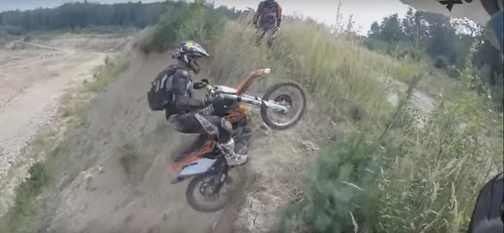 Cadute a getto continuo in moto [Video]