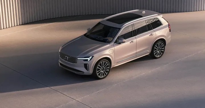 Volvo XC90 2025: restyling, nuove tecnologie e powertrain ibridi per la SUV di lusso