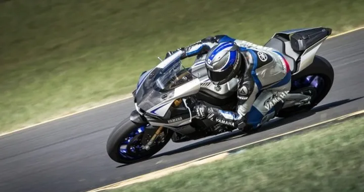 Dainese: nuova tuta D-Air Racing per il lancio della Yamaha R1 2015