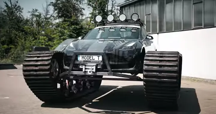 La Tesla diventa un cingolato da 6 tonnellate [Video]
