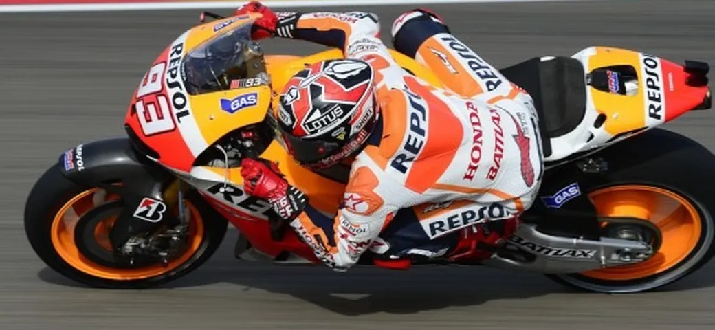 MotoGP Aragon qualifiche, ancora super Marquez! Ma Rossi fa sognare. Otto piloti in un secondo!