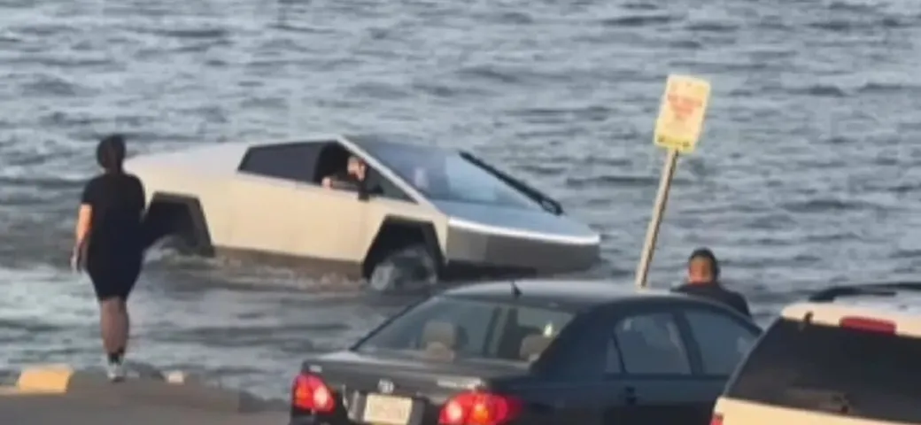 Tesla Cybertruck stavolta sorprende in positivo, attraversando un lago