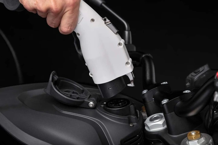Dal The Bike Shed, la prima colonnina di ricarica per moto elettriche