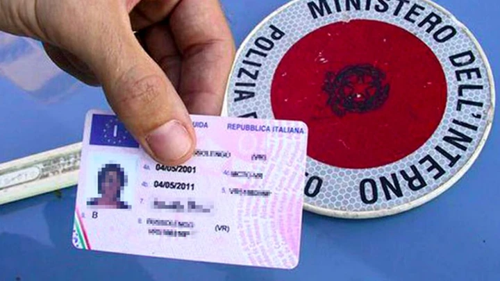 Bocciato due volte all'esame, guida con falsa patente ungherese: multa salata