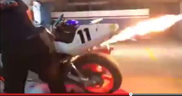 Quando una Suzuki fa fuoco e fiamme [Video]