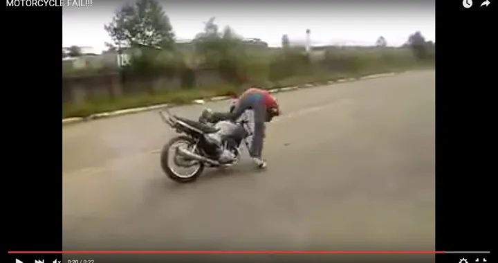 Impenna con la moto senza ruota anteriore e cade [Video]