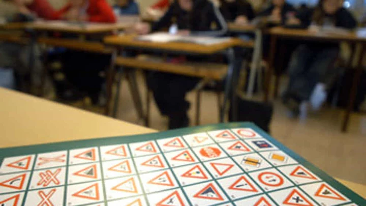 Tentato imbroglio all'esame teorico della patente: usava l'auricolare