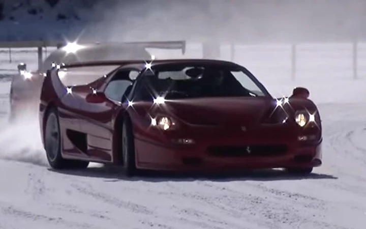 Ferrari F50 fa drifting sulla neve di Saint Moritz [Video]