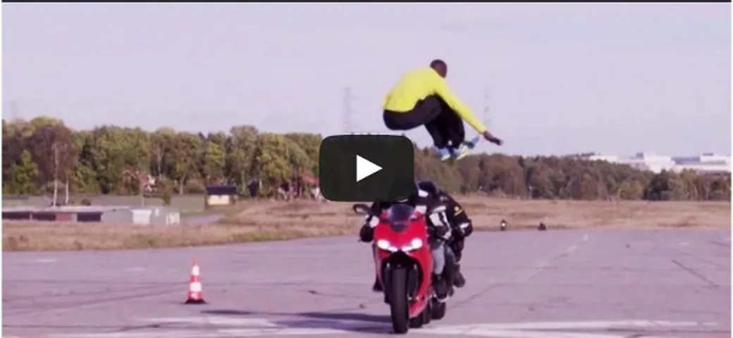 Come saltare oltre due moto in corsa [Video]