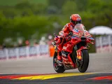 MotoGP Sachsenring 2025: Marquez domina e scrive la storia, solo dieci piloti al traguardo