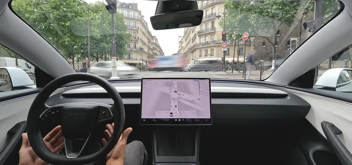 Tesla lancia FSD v14.3: latenza ridotta del 20%, guida autonoma più sicura