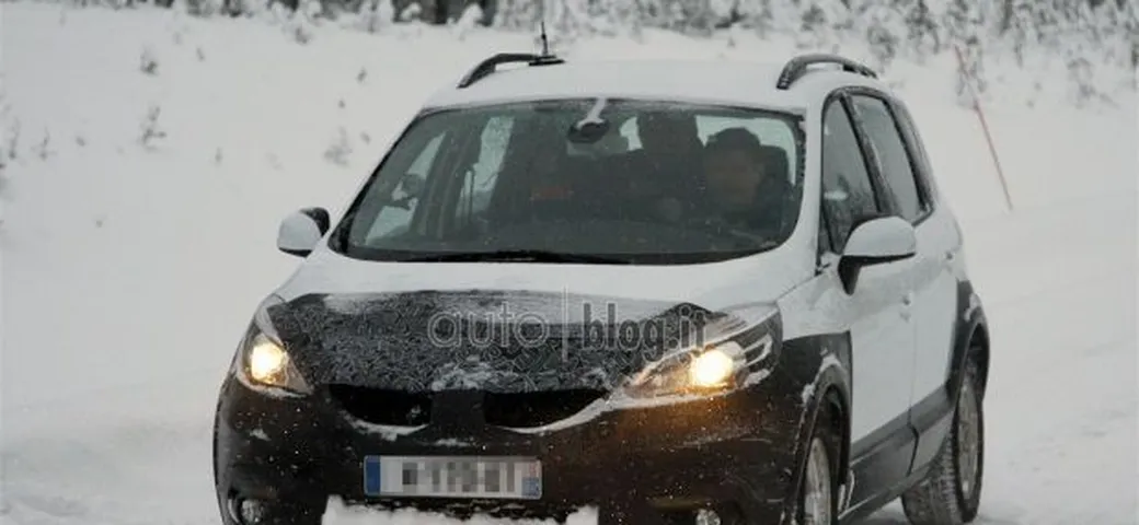 Renault Scenic Cross: foto spia del modello offroad