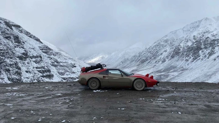 Una Ferrari 308 GTSi (di serie) sopra il circolo polare artico