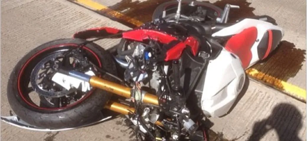 Si schianta in moto e filma tutto con il casco [Video]