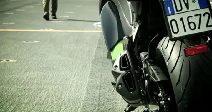 Max Biaggi testa i Pirelli Angel GT sulla Portaerei Cavour