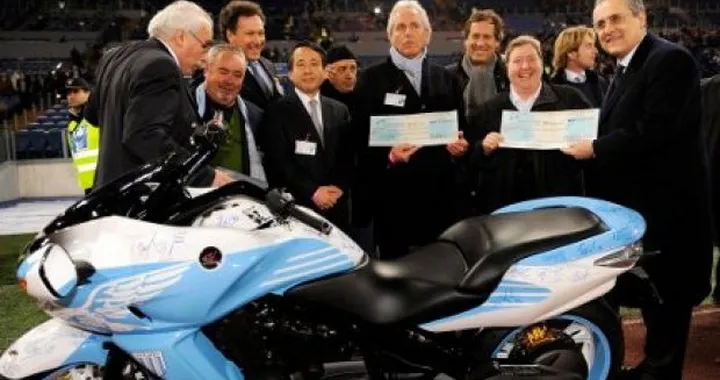 Una Honda DN-01 biancazzurra per aiutare chi ne ha bisogno