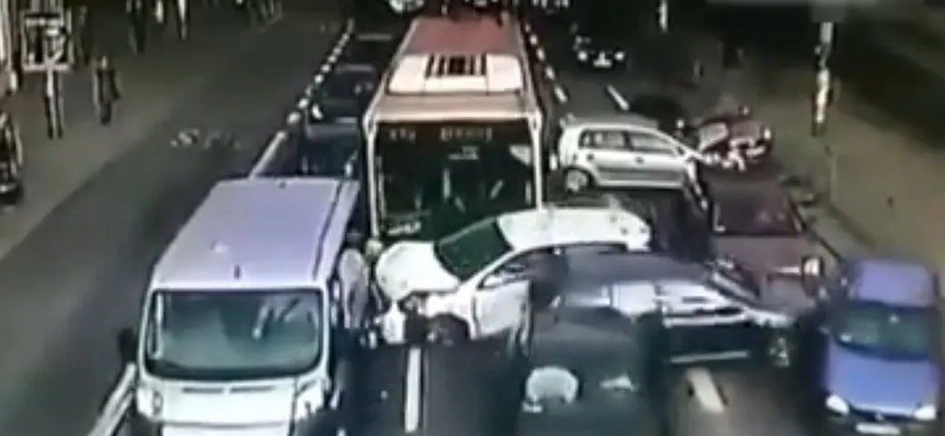 L'autista dell'autobus sviene e provoca un maxi tamponamento [VIDEO]