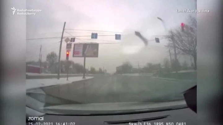 Ucraina: il dramma di un automobilista che guida tra le esplosioni [Video]