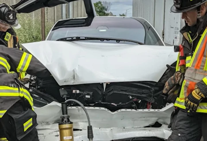Camion colpisce una Tesla Model X in modo violento [Video]