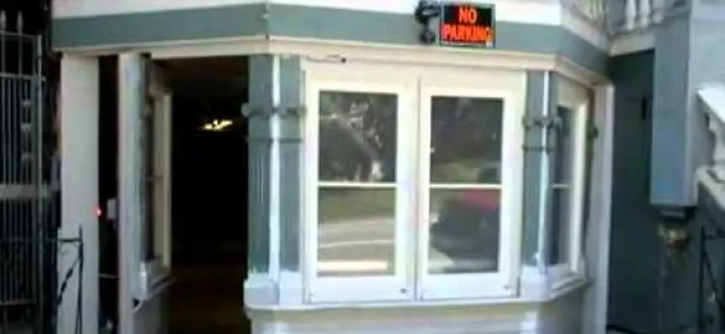 Video: a San Francisco il garage mimetizzato nella facciata di una palazzina