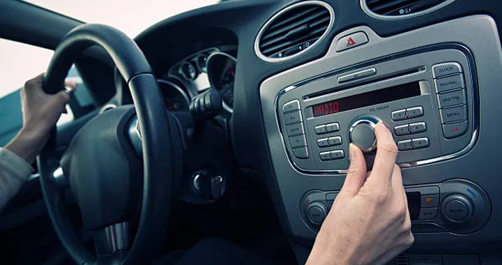 Il futuro dell'autoradio a bordo è a rischio: le ragioni dell'allarme