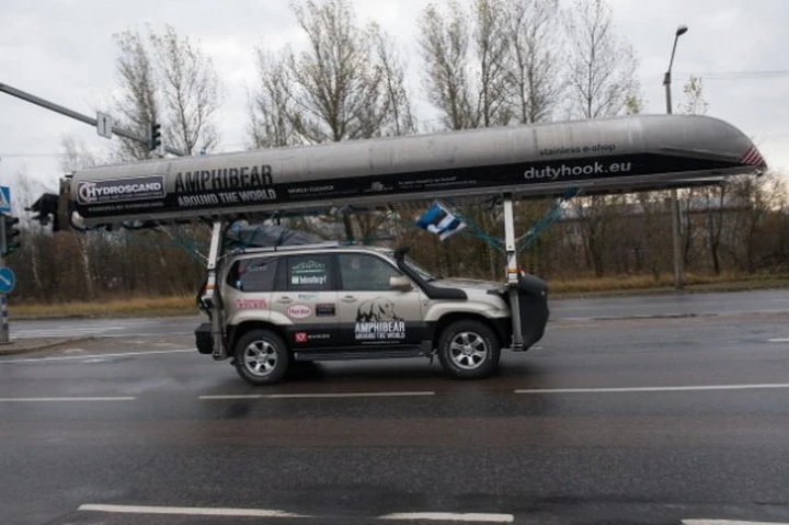 Amphibear: il giro del mondo con la Toyota Land Cruiser anfibia