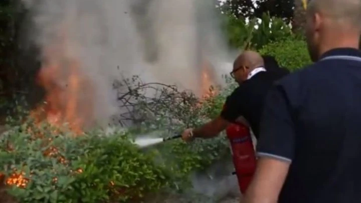 Lamborghini Aventador: il conducente sgasa e manda a fuoco una siepe!