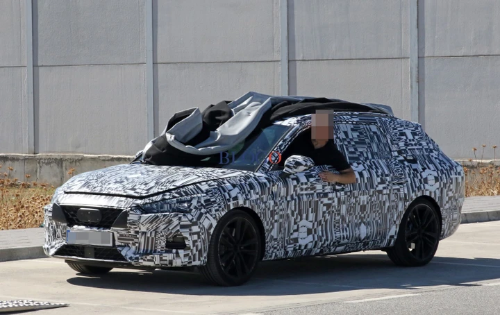 Seat Leon Cupra ST: foto spia su strada