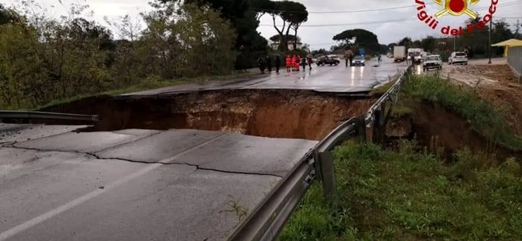 Latina: sprofonda la via Pontina, disperso un automobilista
