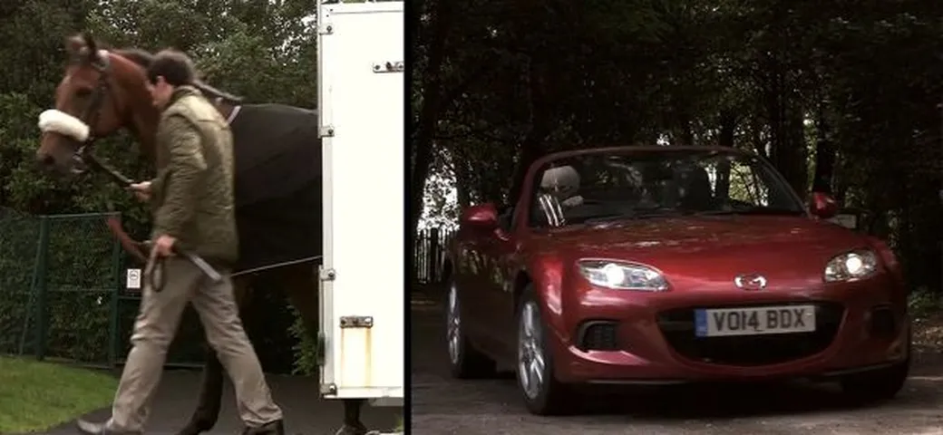 La Mazda MX-5 sfida un cavallo in video