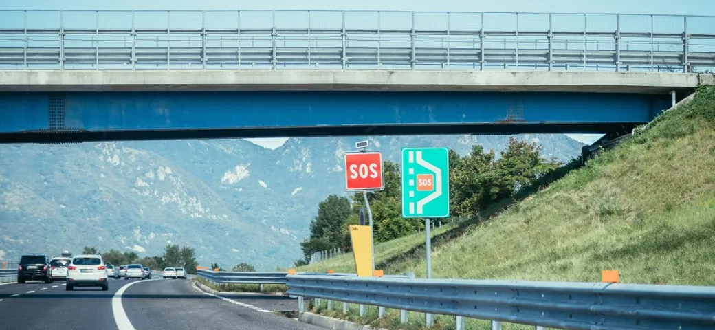 In autostrada a 30 km/h sulla corsia di sorpasso, fermato un automobilista francese