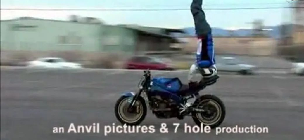 Video divertenti: cosa succede a guidare la moto con il c...